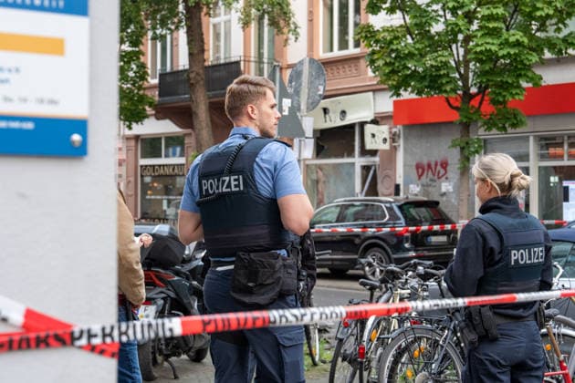 Zwei Explosionen erschüttern Frankfurt Geschäfte schwer beschädigt Serie an Explosionen reißt nicht ab Am 17.09.2026 detonierten gegen 4.20 Uhr in Frankfurt am Main zwei Sprengsätze. Betroffen waren das Acai-CafÃ Rio auf der Berger Straße im Stadtteil Nordend zwischen Herderstraße und Baumweg sowie die Shisha-Bar Truth im östlichen Bereich der Zeil nahe dem Bürgeramt. Beide Gebäude wurden stark beschädigt, an der Berger Straße wurden zudem eine Suppenbar, eine Sparkasse und ein Auto beschädigt. Verletzt wurde laut Polizei offenbar niemand, am Merianplatz gab es nach Informationen der hessenschau eine Festnahme. Frankfurt am Main Hessen Deutschland