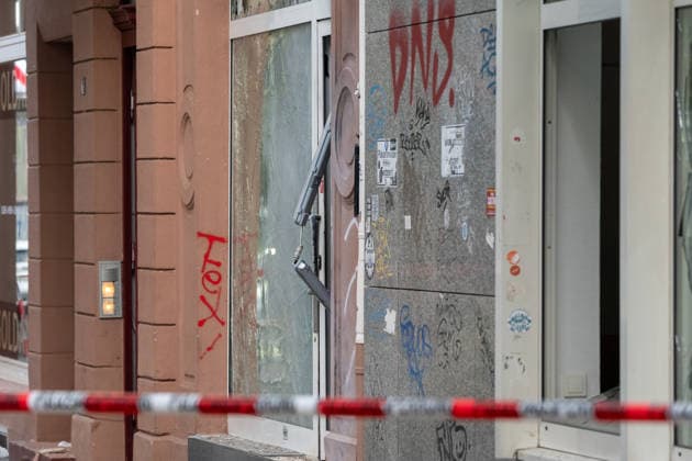 Zwei Explosionen erschüttern Frankfurt Geschäfte schwer beschädigt Serie an Explosionen reißt nicht ab Am 17.09.2026 detonierten gegen 4.20 Uhr in Frankfurt am Main zwei Sprengsätze. Betroffen waren das Acai-CafÃ Rio auf der Berger Straße im Stadtteil Nordend zwischen Herderstraße und Baumweg sowie die Shisha-Bar Truth im östlichen Bereich der Zeil nahe dem Bürgeramt. Beide Gebäude wurden stark beschädigt, an der Berger Straße wurden zudem eine Suppenbar, eine Sparkasse und ein Auto beschädigt. Verletzt wurde laut Polizei offenbar niemand, am Merianplatz gab es nach Informationen der hessenschau eine Festnahme. Frankfurt am Main Hessen Deutschland