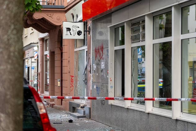 Zwei Explosionen erschüttern Frankfurt Geschäfte schwer beschädigt Serie an Explosionen reißt nicht ab Am 17.09.2026 detonierten gegen 4.20 Uhr in Frankfurt am Main zwei Sprengsätze. Betroffen waren das Acai-CafÃ Rio auf der Berger Straße im Stadtteil Nordend zwischen Herderstraße und Baumweg sowie die Shisha-Bar Truth im östlichen Bereich der Zeil nahe dem Bürgeramt. Beide Gebäude wurden stark beschädigt, an der Berger Straße wurden zudem eine Suppenbar, eine Sparkasse und ein Auto beschädigt. Verletzt wurde laut Polizei offenbar niemand, am Merianplatz gab es nach Informationen der hessenschau eine Festnahme. Frankfurt am Main Hessen Deutschland