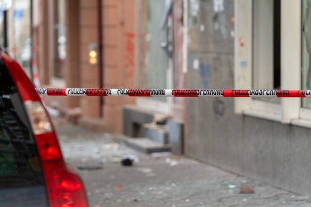 Zwei Explosionen erschüttern Frankfurt Geschäfte schwer beschädigt Serie an Explosionen reißt nicht ab Am 17.09.2026 detonierten gegen 4.20 Uhr in Frankfurt am Main zwei Sprengsätze. Betroffen waren das Acai-CafÃ Rio auf der Berger Straße im Stadtteil Nordend zwischen Herderstraße und Baumweg sowie die Shisha-Bar Truth im östlichen Bereich der Zeil nahe dem Bürgeramt. Beide Gebäude wurden stark beschädigt, an der Berger Straße wurden zudem eine Suppenbar, eine Sparkasse und ein Auto beschädigt. Verletzt wurde laut Polizei offenbar niemand, am Merianplatz gab es nach Informationen der hessenschau eine Festnahme. Frankfurt am Main Hessen Deutschland