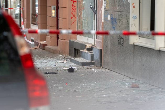 Zwei Explosionen erschüttern Frankfurt Geschäfte schwer beschädigt Serie an Explosionen reißt nicht ab Am 17.09.2026 detonierten gegen 4.20 Uhr in Frankfurt am Main zwei Sprengsätze. Betroffen waren das Acai-CafÃ Rio auf der Berger Straße im Stadtteil Nordend zwischen Herderstraße und Baumweg sowie die Shisha-Bar Truth im östlichen Bereich der Zeil nahe dem Bürgeramt. Beide Gebäude wurden stark beschädigt, an der Berger Straße wurden zudem eine Suppenbar, eine Sparkasse und ein Auto beschädigt. Verletzt wurde laut Polizei offenbar niemand, am Merianplatz gab es nach Informationen der hessenschau eine Festnahme. Frankfurt am Main Hessen Deutschland