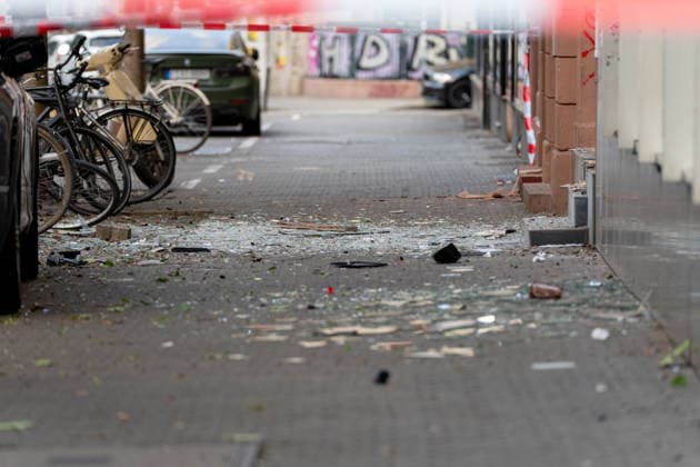 Zwei Explosionen erschüttern Frankfurt Geschäfte schwer beschädigt Serie an Explosionen reißt nicht ab Am 17.09.2026 detonierten gegen 4.20 Uhr in Frankfurt am Main zwei Sprengsätze. Betroffen waren das Acai-CafÃ Rio auf der Berger Straße im Stadtteil Nordend zwischen Herderstraße und Baumweg sowie die Shisha-Bar Truth im östlichen Bereich der Zeil nahe dem Bürgeramt. Beide Gebäude wurden stark beschädigt, an der Berger Straße wurden zudem eine Suppenbar, eine Sparkasse und ein Auto beschädigt. Verletzt wurde laut Polizei offenbar niemand, am Merianplatz gab es nach Informationen der hessenschau eine Festnahme. Frankfurt am Main Hessen Deutschland