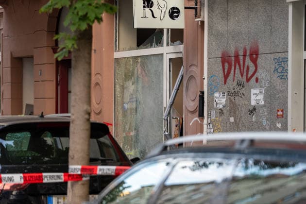 Zwei Explosionen erschüttern Frankfurt Geschäfte schwer beschädigt Serie an Explosionen reißt nicht ab Am 17.09.2026 detonierten gegen 4.20 Uhr in Frankfurt am Main zwei Sprengsätze. Betroffen waren das Acai-CafÃ Rio auf der Berger Straße im Stadtteil Nordend zwischen Herderstraße und Baumweg sowie die Shisha-Bar Truth im östlichen Bereich der Zeil nahe dem Bürgeramt. Beide Gebäude wurden stark beschädigt, an der Berger Straße wurden zudem eine Suppenbar, eine Sparkasse und ein Auto beschädigt. Verletzt wurde laut Polizei offenbar niemand, am Merianplatz gab es nach Informationen der hessenschau eine Festnahme. Frankfurt am Main Hessen Deutschland