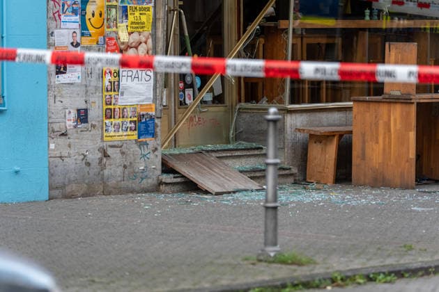 Zwei Explosionen erschüttern Frankfurt Geschäfte schwer beschädigt Serie an Explosionen reißt nicht ab Am 17.09.2026 detonierten gegen 4.20 Uhr in Frankfurt am Main zwei Sprengsätze. Betroffen waren das Acai-CafÃ Rio auf der Berger Straße im Stadtteil Nordend zwischen Herderstraße und Baumweg sowie die Shisha-Bar Truth im östlichen Bereich der Zeil nahe dem Bürgeramt. Beide Gebäude wurden stark beschädigt, an der Berger Straße wurden zudem eine Suppenbar, eine Sparkasse und ein Auto beschädigt. Verletzt wurde laut Polizei offenbar niemand, am Merianplatz gab es nach Informationen der hessenschau eine Festnahme. Frankfurt am Main Hessen Deutschland