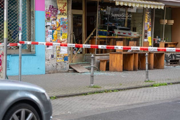 Zwei Explosionen erschüttern Frankfurt Geschäfte schwer beschädigt Serie an Explosionen reißt nicht ab Am 17.09.2026 detonierten gegen 4.20 Uhr in Frankfurt am Main zwei Sprengsätze. Betroffen waren das Acai-CafÃ Rio auf der Berger Straße im Stadtteil Nordend zwischen Herderstraße und Baumweg sowie die Shisha-Bar Truth im östlichen Bereich der Zeil nahe dem Bürgeramt. Beide Gebäude wurden stark beschädigt, an der Berger Straße wurden zudem eine Suppenbar, eine Sparkasse und ein Auto beschädigt. Verletzt wurde laut Polizei offenbar niemand, am Merianplatz gab es nach Informationen der hessenschau eine Festnahme. Frankfurt am Main Hessen Deutschland