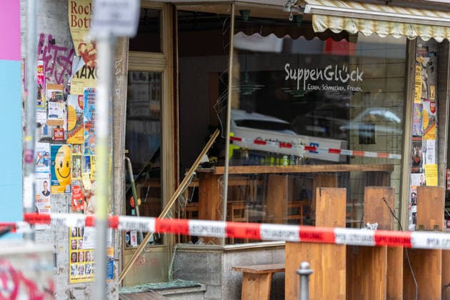 Zwei Explosionen erschüttern Frankfurt Geschäfte schwer beschädigt Serie an Explosionen reißt nicht ab Am 17.09.2026 detonierten gegen 4.20 Uhr in Frankfurt am Main zwei Sprengsätze. Betroffen waren das Acai-CafÃ Rio auf der Berger Straße im Stadtteil Nordend zwischen Herderstraße und Baumweg sowie die Shisha-Bar Truth im östlichen Bereich der Zeil nahe dem Bürgeramt. Beide Gebäude wurden stark beschädigt, an der Berger Straße wurden zudem eine Suppenbar, eine Sparkasse und ein Auto beschädigt. Verletzt wurde laut Polizei offenbar niemand, am Merianplatz gab es nach Informationen der hessenschau eine Festnahme. Frankfurt am Main Bornheim Hessen Deutschland