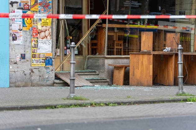 Zwei Explosionen erschüttern Frankfurt Geschäfte schwer beschädigt Serie an Explosionen reißt nicht ab Am 17.09.2026 detonierten gegen 4.20 Uhr in Frankfurt am Main zwei Sprengsätze. Betroffen waren das Acai-CafÃ Rio auf der Berger Straße im Stadtteil Nordend zwischen Herderstraße und Baumweg sowie die Shisha-Bar Truth im östlichen Bereich der Zeil nahe dem Bürgeramt. Beide Gebäude wurden stark beschädigt, an der Berger Straße wurden zudem eine Suppenbar, eine Sparkasse und ein Auto beschädigt. Verletzt wurde laut Polizei offenbar niemand, am Merianplatz gab es nach Informationen der hessenschau eine Festnahme. Frankfurt am Main Hessen Deutschland
