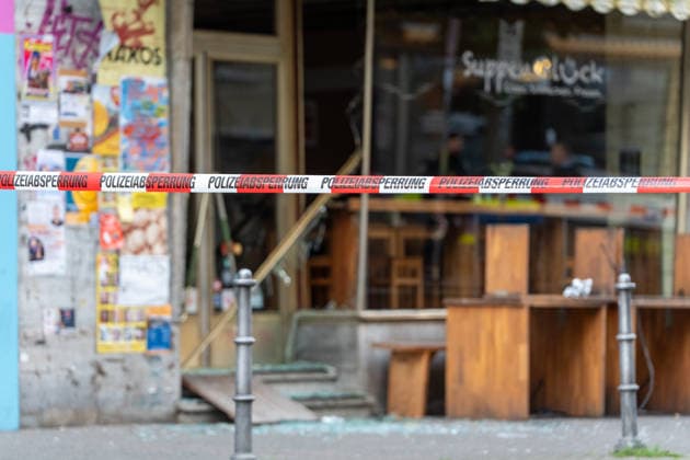 Zwei Explosionen erschüttern Frankfurt Geschäfte schwer beschädigt Serie an Explosionen reißt nicht ab Am 17.09.2026 detonierten gegen 4.20 Uhr in Frankfurt am Main zwei Sprengsätze. Betroffen waren das Acai-CafÃ Rio auf der Berger Straße im Stadtteil Nordend zwischen Herderstraße und Baumweg sowie die Shisha-Bar Truth im östlichen Bereich der Zeil nahe dem Bürgeramt. Beide Gebäude wurden stark beschädigt, an der Berger Straße wurden zudem eine Suppenbar, eine Sparkasse und ein Auto beschädigt. Verletzt wurde laut Polizei offenbar niemand, am Merianplatz gab es nach Informationen der hessenschau eine Festnahme. Frankfurt am Main Hessen Deutschland