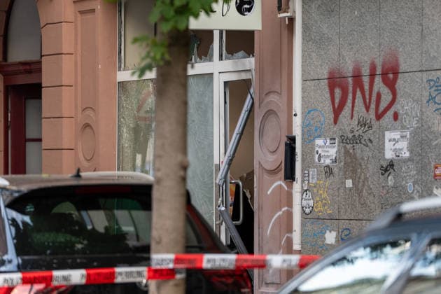 Zwei Explosionen erschüttern Frankfurt Geschäfte schwer beschädigt Serie an Explosionen reißt nicht ab Am 17.09.2026 detonierten gegen 4.20 Uhr in Frankfurt am Main zwei Sprengsätze. Betroffen waren das Acai-CafÃ Rio auf der Berger Straße im Stadtteil Nordend zwischen Herderstraße und Baumweg sowie die Shisha-Bar Truth im östlichen Bereich der Zeil nahe dem Bürgeramt. Beide Gebäude wurden stark beschädigt, an der Berger Straße wurden zudem eine Suppenbar, eine Sparkasse und ein Auto beschädigt. Verletzt wurde laut Polizei offenbar niemand, am Merianplatz gab es nach Informationen der hessenschau eine Festnahme. Frankfurt am Main Hessen Deutschland