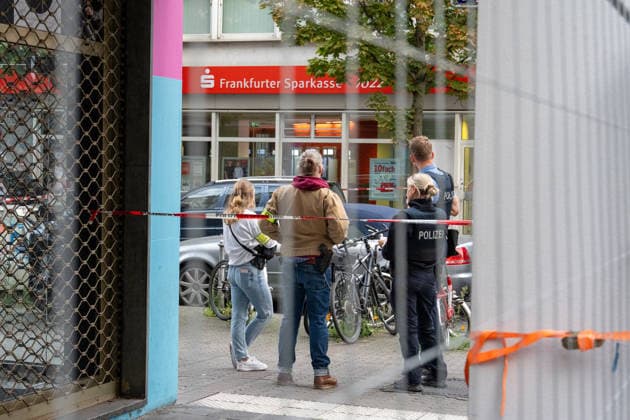 Zwei Explosionen erschüttern Frankfurt Geschäfte schwer beschädigt Serie an Explosionen reißt nicht ab Am 17.09.2026 detonierten gegen 4.20 Uhr in Frankfurt am Main zwei Sprengsätze. Betroffen waren das Acai-CafÃ Rio auf der Berger Straße im Stadtteil Nordend zwischen Herderstraße und Baumweg sowie die Shisha-Bar Truth im östlichen Bereich der Zeil nahe dem Bürgeramt. Beide Gebäude wurden stark beschädigt, an der Berger Straße wurden zudem eine Suppenbar, eine Sparkasse und ein Auto beschädigt. Verletzt wurde laut Polizei offenbar niemand, am Merianplatz gab es nach Informationen der hessenschau eine Festnahme. Frankfurt am Main Hessen Deutschland