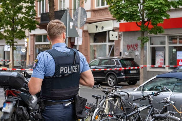 Zwei Explosionen erschüttern Frankfurt Geschäfte schwer beschädigt Serie an Explosionen reißt nicht ab Am 17.09.2026 detonierten gegen 4.20 Uhr in Frankfurt am Main zwei Sprengsätze. Betroffen waren das Acai-CafÃ Rio auf der Berger Straße im Stadtteil Nordend zwischen Herderstraße und Baumweg sowie die Shisha-Bar Truth im östlichen Bereich der Zeil nahe dem Bürgeramt. Beide Gebäude wurden stark beschädigt, an der Berger Straße wurden zudem eine Suppenbar, eine Sparkasse und ein Auto beschädigt. Verletzt wurde laut Polizei offenbar niemand, am Merianplatz gab es nach Informationen der hessenschau eine Festnahme. Frankfurt am Main Hessen Deutschland