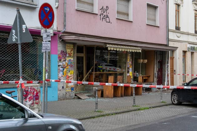 Zwei Explosionen erschüttern Frankfurt Geschäfte schwer beschädigt Serie an Explosionen reißt nicht ab Am 17.09.2026 detonierten gegen 4.20 Uhr in Frankfurt am Main zwei Sprengsätze. Betroffen waren das Acai-CafÃ Rio auf der Berger Straße im Stadtteil Nordend zwischen Herderstraße und Baumweg sowie die Shisha-Bar Truth im östlichen Bereich der Zeil nahe dem Bürgeramt. Beide Gebäude wurden stark beschädigt, an der Berger Straße wurden zudem eine Suppenbar, eine Sparkasse und ein Auto beschädigt. Verletzt wurde laut Polizei offenbar niemand, am Merianplatz gab es nach Informationen der hessenschau eine Festnahme. Frankfurt am Main Hessen Deutschland