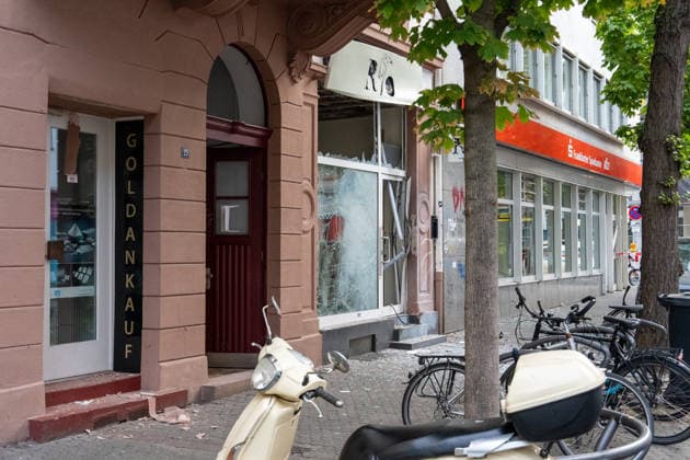 Zwei Explosionen erschüttern Frankfurt Geschäfte schwer beschädigt Serie an Explosionen reißt nicht ab Am 17.09.2026 detonierten gegen 4.20 Uhr in Frankfurt am Main zwei Sprengsätze. Betroffen waren das Acai-CafÃ Rio auf der Berger Straße im Stadtteil Nordend zwischen Herderstraße und Baumweg sowie die Shisha-Bar Truth im östlichen Bereich der Zeil nahe dem Bürgeramt. Beide Gebäude wurden stark beschädigt, an der Berger Straße wurden zudem eine Suppenbar, eine Sparkasse und ein Auto beschädigt. Verletzt wurde laut Polizei offenbar niemand, am Merianplatz gab es nach Informationen der hessenschau eine Festnahme. Frankfurt am Main Hessen Deutschland