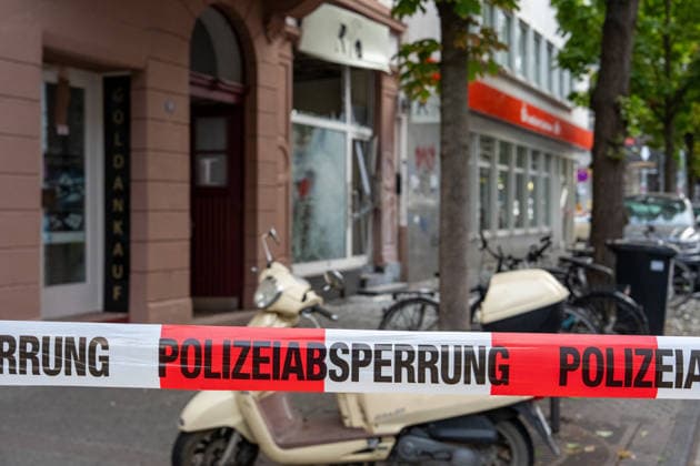 Zwei Explosionen erschüttern Frankfurt Geschäfte schwer beschädigt Serie an Explosionen reißt nicht ab Am 17.09.2026 detonierten gegen 4.20 Uhr in Frankfurt am Main zwei Sprengsätze. Betroffen waren das Acai-CafÃ Rio auf der Berger Straße im Stadtteil Nordend zwischen Herderstraße und Baumweg sowie die Shisha-Bar Truth im östlichen Bereich der Zeil nahe dem Bürgeramt. Beide Gebäude wurden stark beschädigt, an der Berger Straße wurden zudem eine Suppenbar, eine Sparkasse und ein Auto beschädigt. Verletzt wurde laut Polizei offenbar niemand, am Merianplatz gab es nach Informationen der hessenschau eine Festnahme. Frankfurt am Main Hessen Deutschland