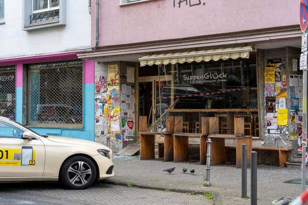 Zwei Explosionen erschüttern Frankfurt Geschäfte schwer beschädigt Serie an Explosionen reißt nicht ab Am 17.09.2026 detonierten gegen 4.20 Uhr in Frankfurt am Main zwei Sprengsätze. Betroffen waren das Acai-CafÃ Rio auf der Berger Straße im Stadtteil Nordend zwischen Herderstraße und Baumweg sowie die Shisha-Bar Truth im östlichen Bereich der Zeil nahe dem Bürgeramt. Beide Gebäude wurden stark beschädigt, an der Berger Straße wurden zudem eine Suppenbar, eine Sparkasse und ein Auto beschädigt. Verletzt wurde laut Polizei offenbar niemand, am Merianplatz gab es nach Informationen der hessenschau eine Festnahme. Frankfurt am Main Hessen Deutschland
