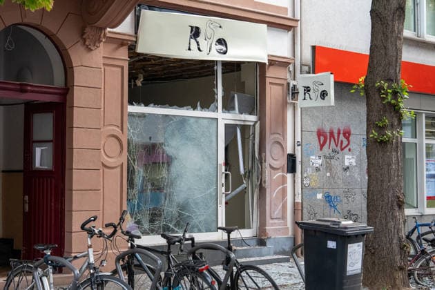 Zwei Explosionen erschüttern Frankfurt Geschäfte schwer beschädigt Serie an Explosionen reißt nicht ab Am 17.09.2026 detonierten gegen 4.20 Uhr in Frankfurt am Main zwei Sprengsätze. Betroffen waren das Acai-CafÃ Rio auf der Berger Straße im Stadtteil Nordend zwischen Herderstraße und Baumweg sowie die Shisha-Bar Truth im östlichen Bereich der Zeil nahe dem Bürgeramt. Beide Gebäude wurden stark beschädigt, an der Berger Straße wurden zudem eine Suppenbar, eine Sparkasse und ein Auto beschädigt. Verletzt wurde laut Polizei offenbar niemand, am Merianplatz gab es nach Informationen der hessenschau eine Festnahme. Frankfurt am Main Bornheim Hessen Deutschland