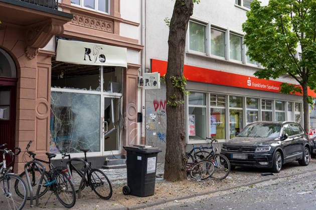 Zwei Explosionen erschüttern Frankfurt Geschäfte schwer beschädigt Serie an Explosionen reißt nicht ab Am 17.09.2026 detonierten gegen 4.20 Uhr in Frankfurt am Main zwei Sprengsätze. Betroffen waren das Acai-CafÃ Rio auf der Berger Straße im Stadtteil Nordend zwischen Herderstraße und Baumweg sowie die Shisha-Bar Truth im östlichen Bereich der Zeil nahe dem Bürgeramt. Beide Gebäude wurden stark beschädigt, an der Berger Straße wurden zudem eine Suppenbar, eine Sparkasse und ein Auto beschädigt. Verletzt wurde laut Polizei offenbar niemand, am Merianplatz gab es nach Informationen der hessenschau eine Festnahme. Frankfurt am Main Hessen Deutschland