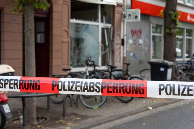 Zwei Explosionen erschüttern Frankfurt Geschäfte schwer beschädigt Serie an Explosionen reißt nicht ab Am 17.09.2026 detonierten gegen 4.20 Uhr in Frankfurt am Main zwei Sprengsätze. Betroffen waren das Acai-CafÃ Rio auf der Berger Straße im Stadtteil Nordend zwischen Herderstraße und Baumweg sowie die Shisha-Bar Truth im östlichen Bereich der Zeil nahe dem Bürgeramt. Beide Gebäude wurden stark beschädigt, an der Berger Straße wurden zudem eine Suppenbar, eine Sparkasse und ein Auto beschädigt. Verletzt wurde laut Polizei offenbar niemand, am Merianplatz gab es nach Informationen der hessenschau eine Festnahme. Frankfurt am Main Hessen Deutschland