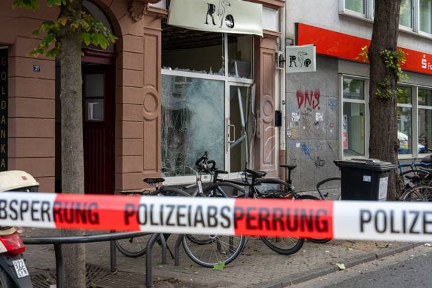 Zwei Explosionen erschüttern Frankfurt Geschäfte schwer beschädigt Serie an Explosionen reißt nicht ab Am 17.09.2026 detonierten gegen 4.20 Uhr in Frankfurt am Main zwei Sprengsätze. Betroffen waren das Acai-CafÃ Rio auf der Berger Straße im Stadtteil Nordend zwischen Herderstraße und Baumweg sowie die Shisha-Bar Truth im östlichen Bereich der Zeil nahe dem Bürgeramt. Beide Gebäude wurden stark beschädigt, an der Berger Straße wurden zudem eine Suppenbar, eine Sparkasse und ein Auto beschädigt. Verletzt wurde laut Polizei offenbar niemand, am Merianplatz gab es nach Informationen der hessenschau eine Festnahme. Frankfurt am Main Hessen Deutschland