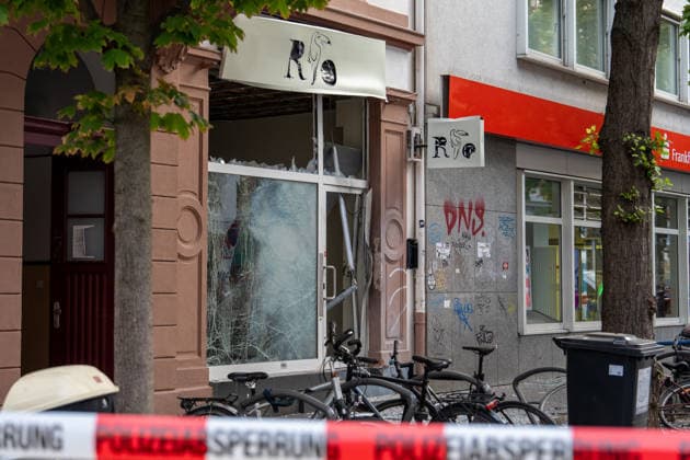 Zwei Explosionen erschüttern Frankfurt Geschäfte schwer beschädigt Serie an Explosionen reißt nicht ab Am 17.09.2026 detonierten gegen 4.20 Uhr in Frankfurt am Main zwei Sprengsätze. Betroffen waren das Acai-CafÃ Rio auf der Berger Straße im Stadtteil Nordend zwischen Herderstraße und Baumweg sowie die Shisha-Bar Truth im östlichen Bereich der Zeil nahe dem Bürgeramt. Beide Gebäude wurden stark beschädigt, an der Berger Straße wurden zudem eine Suppenbar, eine Sparkasse und ein Auto beschädigt. Verletzt wurde laut Polizei offenbar niemand, am Merianplatz gab es nach Informationen der hessenschau eine Festnahme. Frankfurt am Main Hessen Deutschland