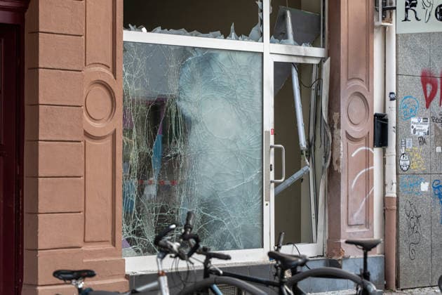 Zwei Explosionen erschüttern Frankfurt Geschäfte schwer beschädigt Serie an Explosionen reißt nicht ab Am 17.09.2026 detonierten gegen 4.20 Uhr in Frankfurt am Main zwei Sprengsätze. Betroffen waren das Acai-CafÃ Rio auf der Berger Straße im Stadtteil Nordend zwischen Herderstraße und Baumweg sowie die Shisha-Bar Truth im östlichen Bereich der Zeil nahe dem Bürgeramt. Beide Gebäude wurden stark beschädigt, an der Berger Straße wurden zudem eine Suppenbar, eine Sparkasse und ein Auto beschädigt. Verletzt wurde laut Polizei offenbar niemand, am Merianplatz gab es nach Informationen der hessenschau eine Festnahme. Frankfurt am Main Hessen Deutschland