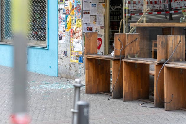 Zwei Explosionen erschüttern Frankfurt Geschäfte schwer beschädigt Serie an Explosionen reißt nicht ab Am 17.09.2026 detonierten gegen 4.20 Uhr in Frankfurt am Main zwei Sprengsätze. Betroffen waren das Acai-CafÃ Rio auf der Berger Straße im Stadtteil Nordend zwischen Herderstraße und Baumweg sowie die Shisha-Bar Truth im östlichen Bereich der Zeil nahe dem Bürgeramt. Beide Gebäude wurden stark beschädigt, an der Berger Straße wurden zudem eine Suppenbar, eine Sparkasse und ein Auto beschädigt. Verletzt wurde laut Polizei offenbar niemand, am Merianplatz gab es nach Informationen der hessenschau eine Festnahme. Frankfurt am Main Hessen Deutschland
