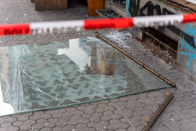 Zwei Explosionen erschüttern Frankfurt Geschäfte schwer beschädigt Serie an Explosionen reißt nicht ab Am 17.09.2026 detonierten gegen 4.20 Uhr in Frankfurt am Main zwei Sprengsätze. Betroffen waren das Acai-CafÃ Rio auf der Berger Straße im Stadtteil Nordend zwischen Herderstraße und Baumweg sowie die Shisha-Bar Truth im östlichen Bereich der Zeil nahe dem Bürgeramt. Beide Gebäude wurden stark beschädigt, an der Berger Straße wurden zudem eine Suppenbar, eine Sparkasse und ein Auto beschädigt. Verletzt wurde laut Polizei offenbar niemand, am Merianplatz gab es nach Informationen der hessenschau eine Festnahme. Frankfurt am Main Hessen Deutschland