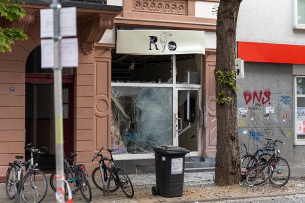 Zwei Explosionen erschüttern Frankfurt Geschäfte schwer beschädigt Serie an Explosionen reißt nicht ab Am 17.09.2026 detonierten gegen 4.20 Uhr in Frankfurt am Main zwei Sprengsätze. Betroffen waren das Acai-CafÃ Rio auf der Berger Straße im Stadtteil Nordend zwischen Herderstraße und Baumweg sowie die Shisha-Bar Truth im östlichen Bereich der Zeil nahe dem Bürgeramt. Beide Gebäude wurden stark beschädigt, an der Berger Straße wurden zudem eine Suppenbar, eine Sparkasse und ein Auto beschädigt. Verletzt wurde laut Polizei offenbar niemand, am Merianplatz gab es nach Informationen der hessenschau eine Festnahme. Frankfurt am Main Hessen Deutschland