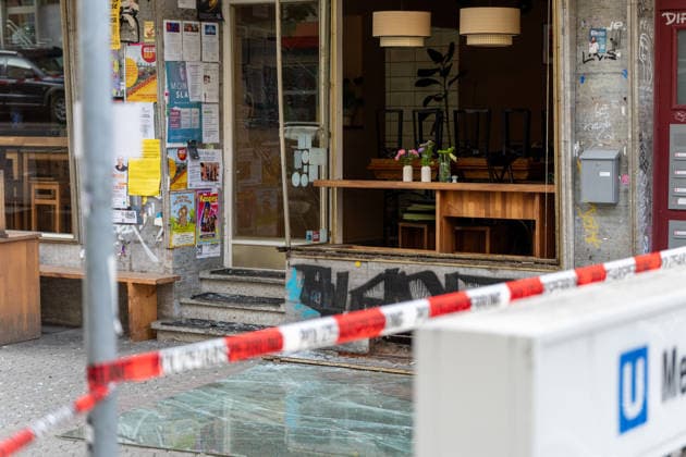 Zwei Explosionen erschüttern Frankfurt Geschäfte schwer beschädigt Serie an Explosionen reißt nicht ab Am 17.09.2026 detonierten gegen 4.20 Uhr in Frankfurt am Main zwei Sprengsätze. Betroffen waren das Acai-CafÃ Rio auf der Berger Straße im Stadtteil Nordend zwischen Herderstraße und Baumweg sowie die Shisha-Bar Truth im östlichen Bereich der Zeil nahe dem Bürgeramt. Beide Gebäude wurden stark beschädigt, an der Berger Straße wurden zudem eine Suppenbar, eine Sparkasse und ein Auto beschädigt. Verletzt wurde laut Polizei offenbar niemand, am Merianplatz gab es nach Informationen der hessenschau eine Festnahme. Frankfurt am Main Hessen Deutschland