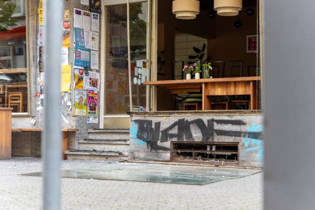 Zwei Explosionen erschüttern Frankfurt Geschäfte schwer beschädigt Serie an Explosionen reißt nicht ab Am 17.09.2026 detonierten gegen 4.20 Uhr in Frankfurt am Main zwei Sprengsätze. Betroffen waren das Acai-CafÃ Rio auf der Berger Straße im Stadtteil Nordend zwischen Herderstraße und Baumweg sowie die Shisha-Bar Truth im östlichen Bereich der Zeil nahe dem Bürgeramt. Beide Gebäude wurden stark beschädigt, an der Berger Straße wurden zudem eine Suppenbar, eine Sparkasse und ein Auto beschädigt. Verletzt wurde laut Polizei offenbar niemand, am Merianplatz gab es nach Informationen der hessenschau eine Festnahme. Frankfurt am Main Bornheim Hessen Deutschland