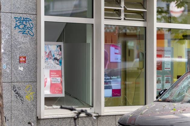 Zwei Explosionen erschüttern Frankfurt Geschäfte schwer beschädigt Serie an Explosionen reißt nicht ab Am 17.09.2026 detonierten gegen 4.20 Uhr in Frankfurt am Main zwei Sprengsätze. Betroffen waren das Acai-CafÃ Rio auf der Berger Straße im Stadtteil Nordend zwischen Herderstraße und Baumweg sowie die Shisha-Bar Truth im östlichen Bereich der Zeil nahe dem Bürgeramt. Beide Gebäude wurden stark beschädigt, an der Berger Straße wurden zudem eine Suppenbar, eine Sparkasse und ein Auto beschädigt. Verletzt wurde laut Polizei offenbar niemand, am Merianplatz gab es nach Informationen der hessenschau eine Festnahme. Frankfurt am Main Hessen Deutschland