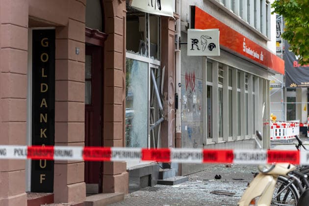 Zwei Explosionen erschüttern Frankfurt Geschäfte schwer beschädigt Serie an Explosionen reißt nicht ab Am 17.09.2026 detonierten gegen 4.20 Uhr in Frankfurt am Main zwei Sprengsätze. Betroffen waren das Acai-CafÃ Rio auf der Berger Straße im Stadtteil Nordend zwischen Herderstraße und Baumweg sowie die Shisha-Bar Truth im östlichen Bereich der Zeil nahe dem Bürgeramt. Beide Gebäude wurden stark beschädigt, an der Berger Straße wurden zudem eine Suppenbar, eine Sparkasse und ein Auto beschädigt. Verletzt wurde laut Polizei offenbar niemand, am Merianplatz gab es nach Informationen der hessenschau eine Festnahme. Frankfurt am Main Hessen Deutschland