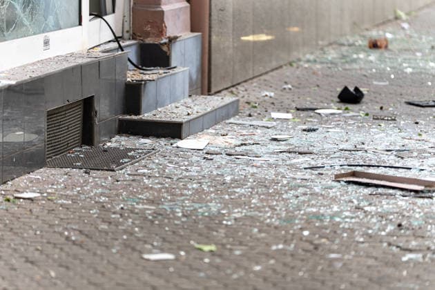 Zwei Explosionen erschüttern Frankfurt Geschäfte schwer beschädigt Serie an Explosionen reißt nicht ab Am 17.09.2026 detonierten gegen 4.20 Uhr in Frankfurt am Main zwei Sprengsätze. Betroffen waren das Acai-CafÃ Rio auf der Berger Straße im Stadtteil Nordend zwischen Herderstraße und Baumweg sowie die Shisha-Bar Truth im östlichen Bereich der Zeil nahe dem Bürgeramt. Beide Gebäude wurden stark beschädigt, an der Berger Straße wurden zudem eine Suppenbar, eine Sparkasse und ein Auto beschädigt. Verletzt wurde laut Polizei offenbar niemand, am Merianplatz gab es nach Informationen der hessenschau eine Festnahme. Frankfurt am Main Hessen Deutschland