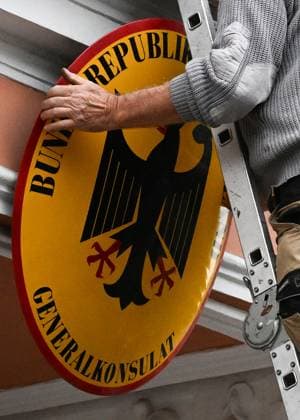 Russia Germany Consulate Closure 9244835 17.09.2026 A staff member removes the national coat of arms from the building housing the German Consulate General in St. Petersburg, Russia. Germany closed the Russian Consulate General in Bonn and terminated an agreement governing the Russian House in Berlin following an attempted drone attack at Leipzig Halle Airport. Russia said it would close the German Consulate General in St. Petersburg and Goethe-Institut branches in response. Grigory Dukor Sputnik St. Petersburg Russia  Copyright: xGrigoryxDukorx