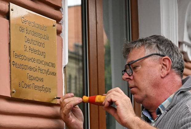 Russia Germany Consulate Closure 9244822 17.09.2026 A staff member removes a sign from the building housing the German Consulate General in St. Petersburg, Russia. Germany closed the Russian Consulate General in Bonn and terminated an agreement governing the Russian House in Berlin following an attempted drone attack at Leipzig Halle Airport. Russia said it would close the German Consulate General in St. Petersburg and Goethe-Institut branches in response. Grigory Dukor Sputnik St. Petersburg Russia  Copyright: xGrigoryxDukorx