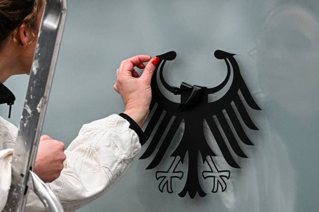 Russia Germany Consulate Closure 9244842 17.09.2026 A staff member removes the national coat of arms from the window of the building housing the German Consulate General in St. Petersburg, Russia. Germany closed the Russian Consulate General in Bonn and terminated an agreement governing the Russian House in Berlin following an attempted drone attack at Leipzig Halle Airport. Russia said it would close the German Consulate General in St. Petersburg and Goethe-Institut branches in response. Grigory Dukor Sputnik St. Petersburg Russia  Copyright: xGrigoryxDukorx