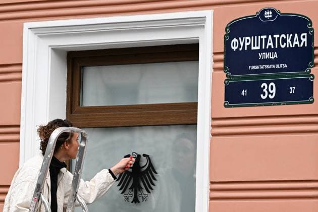 Russia Germany Consulate Closure 9244843 17.09.2026 A staff member removes the national coat of arms from the window of the building housing the German Consulate General in St. Petersburg, Russia. Germany closed the Russian Consulate General in Bonn and terminated an agreement governing the Russian House in Berlin following an attempted drone attack at Leipzig Halle Airport. Russia said it would close the German Consulate General in St. Petersburg and Goethe-Institut branches in response. Grigory Dukor Sputnik St. Petersburg Russia  Copyright: xGrigoryxDukorx