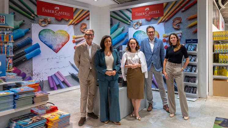 Faber-Castell eröffnet Pop-up-Store im Wöhrl-Outlet im ehemaligen Kaufhof, Nürnberg, 17.09.2026 Faber-Castell hat im ehemaligen Kaufhof einen Pop-up-Store im Wöhrl-Outlet eröffnet. Zur Eröffnung zählen v.l.n.r. Thomas Weckerlein (Vorstandsvorsitzender Rudolf Wöhrl SE), Vanessa Pirner (Stadträtin CSU), Wirtschaftsreferentin Dr. Andrea Heilmaier, Stefan Matschke (Vertriebsleiter DACH Faber-Castell) und Eva Störrlein (Marketing Faber-Castell) zu den Gästen. Nürnberg Bayern Deutschland