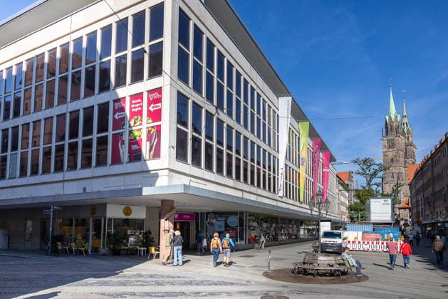 Faber-Castell eröffnet Pop-up-Store im Wöhrl-Outlet im ehemaligen Kaufhof, Nürnberg, 17.09.2026 In der Königsstraße feiert die Wöhrl Outlet Welt im ehemaligen Kaufhof-Gebäude ihr einjähriges Bestehen. Passanten flanieren vor der Fassade, im Hintergrund erhebt sich die Lorenzkirche. Nürnberg Bayern Deutschland