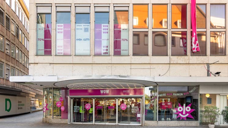 Faber-Castell eröffnet Pop-up-Store im Wöhrl-Outlet im ehemaligen Kaufhof, Nürnberg, 17.09.2026 Die Wöhrl Outlet Welt (WOW) im ehemaligen Kaufhof-Gebäude in der Pfannenschmiedsgasse feiert einjähriges Bestehen. Schaufenster und Eingangsbereich zeigen Rabattaktionen mit bis zu 70 Prozent Preisnachlass auf Damen-, Herren- und Kindermode. Nürnberg Bayern Deutschland