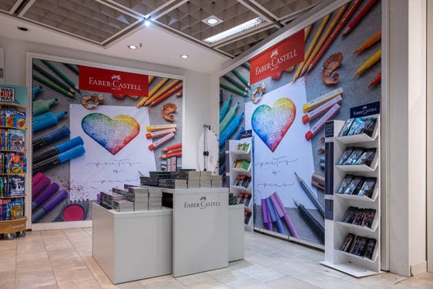 Faber-Castell eröffnet Pop-up-Store im Wöhrl-Outlet im ehemaligen Kaufhof, Nürnberg, 17.09.2026 Faber-Castell präsentiert in einem neu eröffneten Pop-up-Store großformatige Wandmotive mit Buntstiften, Filzstiften und dem Markenlogo. Präsentationstische und ein Regal mit Verpackungen zeigen das Sortiment des Herstellers. Nürnberg Bayern Deutschland