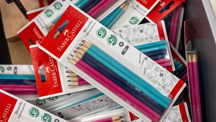 Faber-Castell eröffnet Pop-up-Store im Wöhrl-Outlet im ehemaligen Kaufhof, Nürnberg, 17.09.2026 Bleistifte von Faber-Castell liegen in Mehrfachpackungen zum Verkauf bereit. Die Sets enthalten Graphitstifte der Härte HB in unterschiedlichen Schaftfarben. Nürnberg Bayern Deutschland
