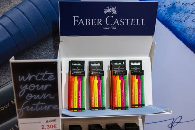 Faber-Castell eröffnet Pop-up-Store im Wöhrl-Outlet im ehemaligen Kaufhof, Nürnberg, 17.09.2026 Faber-Castell präsentiert Textmarker der Serie Textliner 38 in einem Verkaufsdisplay. Die Stifte sind in mehreren Farbvarianten im Viererset zum Preis von 2,30 Euro erhältlich. Nürnberg Bayern Deutschland