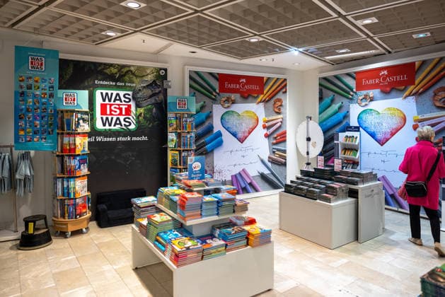 Faber-Castell eröffnet Pop-up-Store im Wöhrl-Outlet im ehemaligen Kaufhof, Nürnberg, 17.09.2026 Im Wöhrl-Outlet im ehemaligen Kaufhof sind Pop-up-Stores von Faber-Castell und dem Tessloff-Verlag mit der Marke Was Ist Was eingerichtet. Präsentiert werden Stifte und Schreibwaren sowie Kinder- und Wissensbücher auf Verkaufstischen und Warenständern. Nürnberg Bayern Deutschland