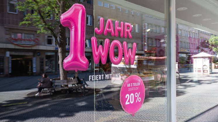 Faber-Castell eröffnet Pop-up-Store im Wöhrl-Outlet im ehemaligen Kaufhof, Nürnberg, 17.09.2026 Die Wöhrl Outlet Welt (WOW) im ehemaligen Kaufhof-Gebäude an der Königsstraße feiert einjähriges Bestehen. Ein pinkfarbener Ballon-Schriftzug im Schaufenster wirbt für das Jubiläum und einen Rabatt von 20 Prozent ab drei Teilen. Nürnberg Bayern Deutschland