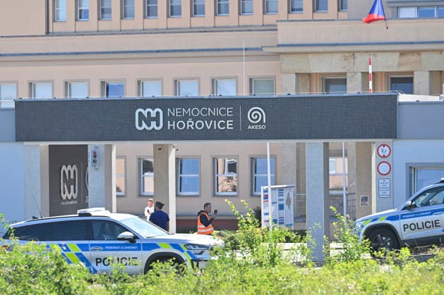 Police evacuated the Horovice Hospital due to an anonymous bomb threat and dozens of people left the facility, while patients confined to their beds or connected to medical equipment were allowed to remain, in Horovice, Czech Republic, on September 17, 2026. (CTKxPhoto MiroslavxChaloupka) CTKPhotoP2026091703342  CTKPhotoP2026091703342