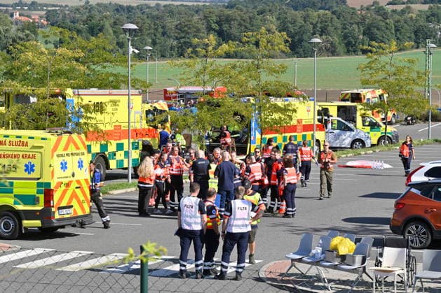 Police evacuated the Horovice Hospital due to an anonymous bomb threat and dozens of people left the facility, while patients confined to their beds or connected to medical equipment were allowed to remain, in Horovice, Czech Republic, on September 17, 2026. (CTKxPhoto MiroslavxChaloupka) CTKPhotoP2026091703345  CTKPhotoP2026091703345