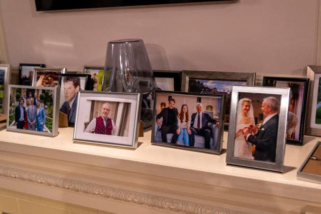 16.09.2026, ARD-Telenovela STURM DER LIEBE, Fototermin zur 23.Staffel am Film-Set in München, bei Bavaria-Film in Geiselgasteig, in der Studio-Kulisse des fiktiven Hotels Fürstenhof. Bilder der Darsteller auf dem Kamin 16.09.2026, ARD-Serie Sturm der Liebe 16.09.2026, ARD-Serie Sturm der Liebe