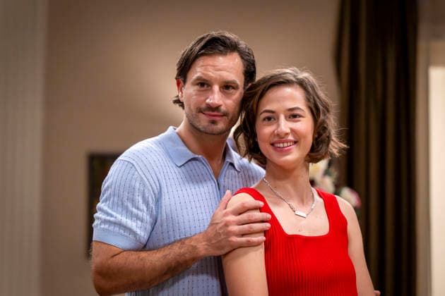 16.09.2026, ARD-Telenovela STURM DER LIEBE, Fototermin zur 23.Staffel am Film-Set in München, bei Bavaria-Film in Geiselgasteig, in der Studio-Kulisse des fiktiven Hotels Fürstenhof. Die neue Staffel startet am 4.11.2026. v.re. Schauspielerin Pippa Fee Rupperti (Rolle Emilia Jakobi) und Schauspieler Jaime Ferkic (Rolle Massimo Foghetti) an der Rezeption in den Kulissen der Serie. 16.09.2026, ARD-Serie Sturm der Liebe 16.09.2026, ARD-Serie Sturm der Liebe