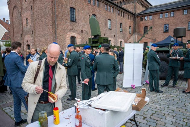 Army Summit 2026 Oslo 20260917. Servering av polser og visning av militaere droner pa utstilling utenfor Army Summit pa Akerhus festning. Haeren og Den norske AtlanterhavskomitÃ arrangerer Army Summit 2026 som handler om bygging av europeisk og norsk landforsvar. Foto: Heiko Junge NTB Oslo Norge 1rN6HRAAfbU EDITORIAL USE ONLY Ref:_BNC_POL1rN6HRAAfbU.jpg Copyright: xHeikoxJungex xNTBx